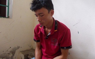 Mang túi xách trên vai, cô giáo nước ngoài bị cướp
