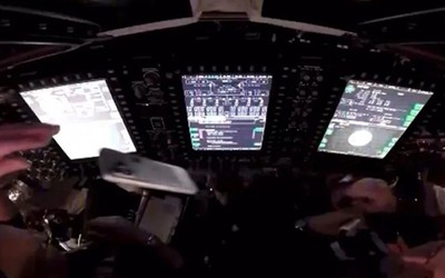 Video phi hành gia Artemis II “nghịch iPhone” ngoài không gian gây chú ý