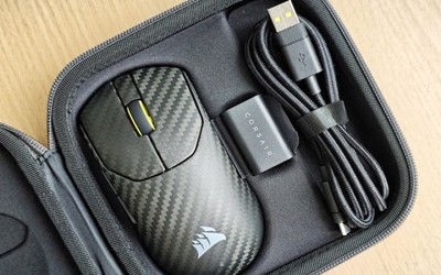 Chuột không dây làm từ sợi carbon siêu nhẹ, siêu nhạy cho game thủ