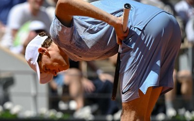 Bị loại đau khỏi Roland Garros, "người máy" Sinner hé lộ về tình hình sức khỏe