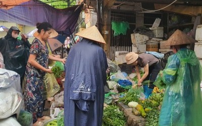 Hà Nội: Người dân “đội mưa” đi chợ từ sáng sớm, rau xanh tăng giá vù vù