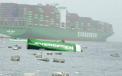 Thế giới 24h: Tàu chở 7.000 container bỗng dưng lắc mạnh, hàng loạt container rơi xuống biển