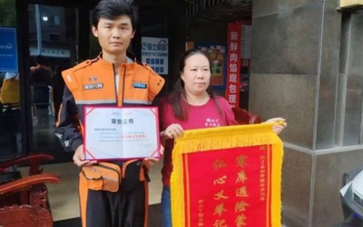Cứu nữ giám đốc thoát khỏi kho lạnh, shipper nhận thưởng hàng chục triệu đồng