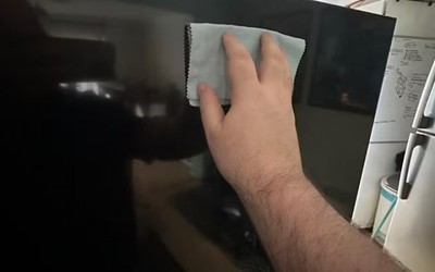 TV xịn đến đâu cũng “ra đi” sớm nếu người dùng vệ sinh sai cách