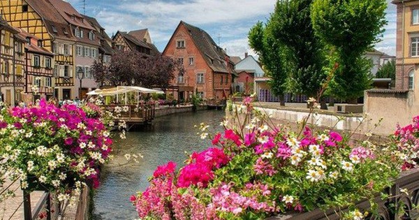Khám phá thị trấn xinh đẹp tựa thế giới cổ tích ở Pháp