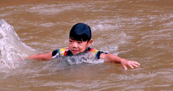 245 học sinh vùng biên ở Thanh Hóa tắm giặt giữa suối vì đứt nguồn nước sạch