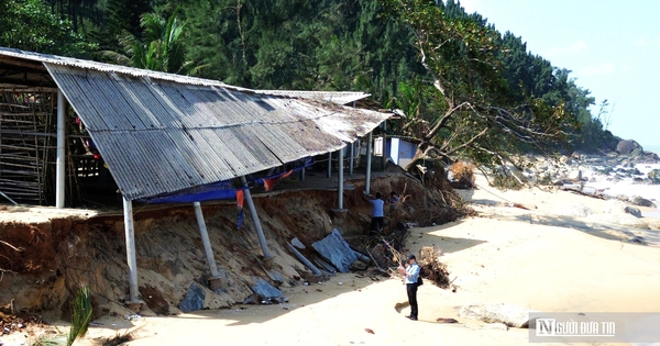 Chùm ảnh: Bãi biển tuyệt đẹp ở Huế bị sóng dữ “xóa sổ” chỉ sau một đêm