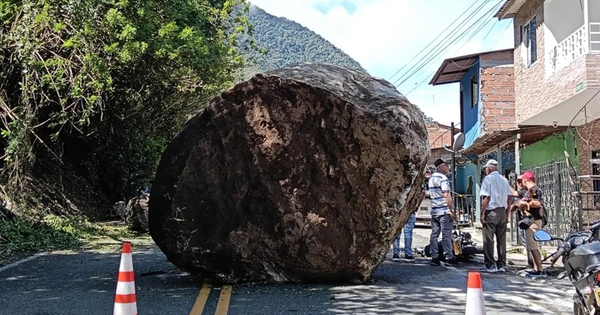 Tảng đá khổng lồ rơi xuống đường, đè trúng xe máy