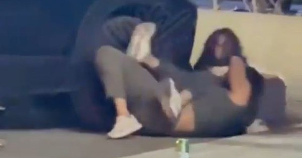 Hai người phụ nữ lao vào đánh nhau dữ dội trên phố