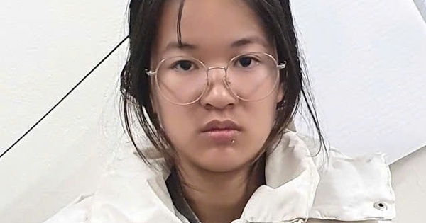 Cô gái trẻ bị bắt giữ vì 2 lọ nhựa chứa dung dịch màu trắng