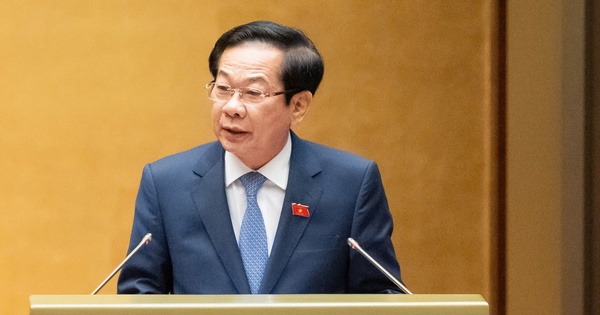 Bộ trưởng Bộ Nội vụ làm rõ về thời điểm đề xuất 5 bảng lương mới