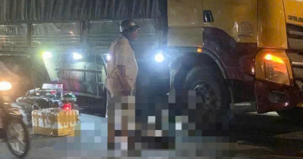 Xe máy cuốn vào gầm xe tải ở Tp.HCM, 2 thiếu niên tử vong thương tâm