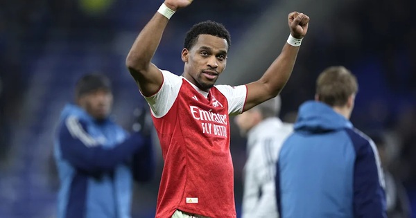 Arsenal giữ vững ngôi đầu, Mbappe san bằng kỷ lục của Ronaldo