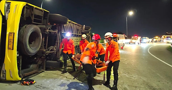 Xe buýt lật nghiêng trên đường cao tốc, 16 người tử vong