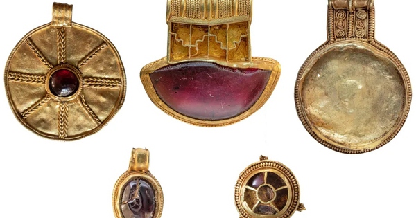 Dò kim loại, 2 người dân đào được kho báu chứa vàng, ngọc hồng lựu