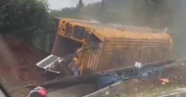 Xe buýt mất phanh, hành khách hoảng sợ nhảy xuống đường