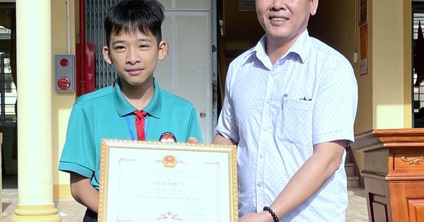 Nhặt được gần 23 triệu đồng, nam sinh lớp 9 mang đến công an nhờ trả người đánh rơi