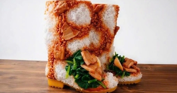 Đôi giày giống hệt 