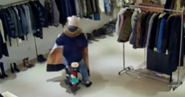 Người phụ nữ lao thẳng xe máy vào cửa hàng để mua quần áo