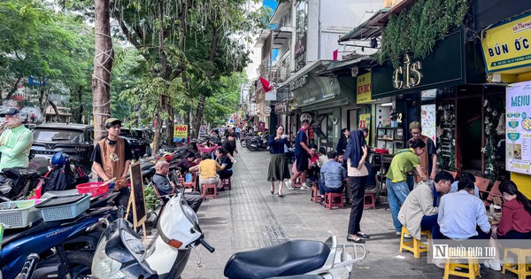 Hà Nội: Vỉa hè, lòng đường bị tái lấn chiếm khi vắng bóng lực lượng chức năng