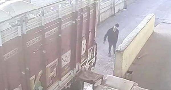 Cha lùi xe tải vô tình khiến con trai tử vong