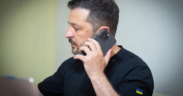 Giữa tâm điểm chú ý, Tổng thống Zelensky có cuộc điện đàm quan trọng