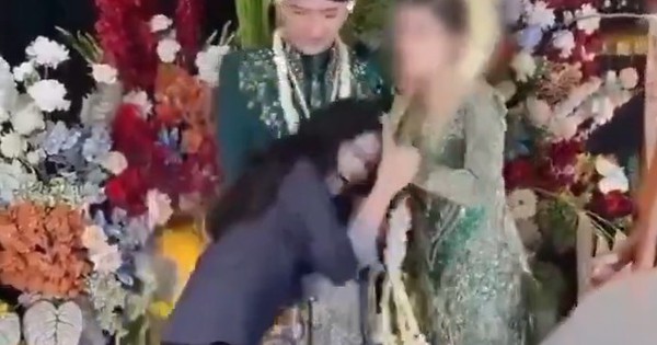 Bạn gái cũ hôn tay chú rể trong đám cưới, cô dâu có phản gây sốc
