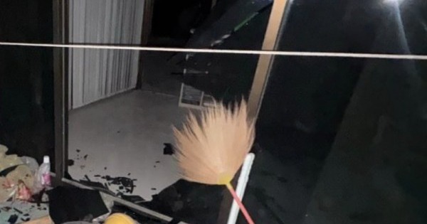 Đâm vào cửa kính khi đang tẩu thoát, tên trộm tử vong vì mất máu