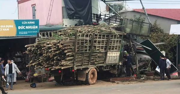 Hiện trường vụ tai nạn ô tô tải va chạm xe máy rồi tông sập nhiều hàng quán, 5 người thương vong