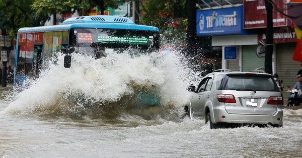 UBND TP Hà Nội trả lời câu hỏi bao giờ hết cảnh ngập úng kéo dài mỗi khi mưa lớn