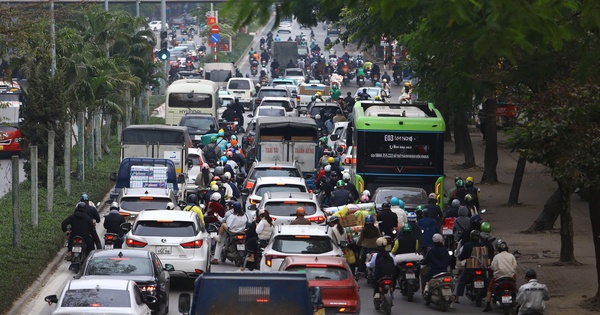 Giao thông cửa ngõ Hà Nội tê liệt trước kỳ nghỉ Tết Dương lịch 2026