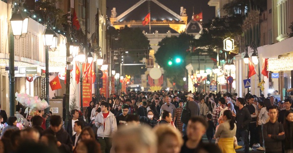 Countdown 2026 làm “nóng” Hồ Gươm, dòng người ken đặc chờ thời khắc giao thừa