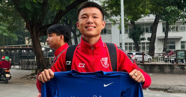 Cái kết đẹp của chiếc áo gây “sốt” tại giải bóng đá sinh viên toàn quốc 2025