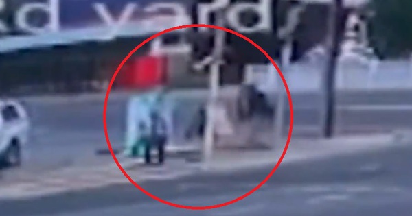 Người đàn ông vô cớ đấm gục một phụ nữ trên phố