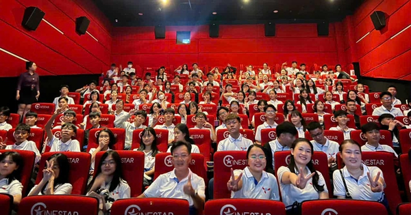 Một trường cấp 3 ở Huế cho học sinh đi xem miễn phí phim “Mưa đỏ”