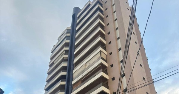 Rơi từ tầng 10 chung cư xuống đất, bé trai 4 tuổi sống sót khó tin