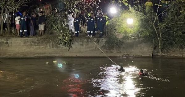 Xe bán tải mất lái lao xuống kênh nước, 6 người tử vong thương tâm