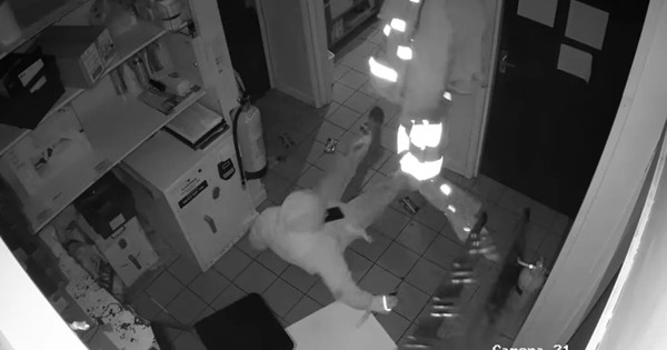 Tên trộm vụng về 4 lần rơi từ trần nhà xuống đất khi tẩu thoát