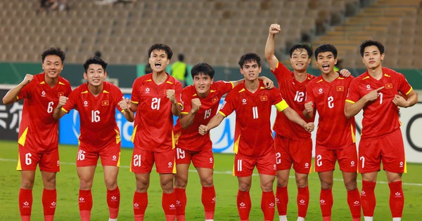 Hòa Minzy tặng quà, Trấn Thành tung ảnh đặc biệt chúc mừng khi U23 Việt Nam thắng U23 UAE