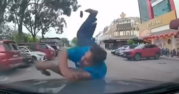 Người đàn ông bất ngờ lao thẳng vào đầu xe ô tô đang chạy