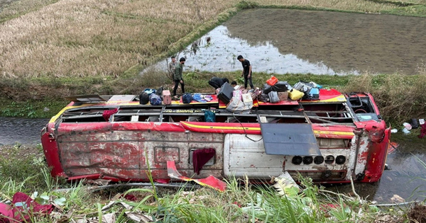 Vụ lật xe khách chở 22 người: Tài xế khai buồn ngủ nên mất lái