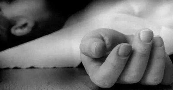 Đang xem điện thoại, bé trai đột nhiên ngã quỵ rồi tử vong