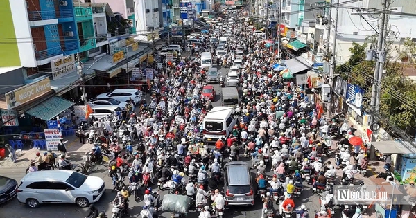 Biển người đổ về Miếu Bà Chúa Xứ Núi Sam đầu năm Bính Ngọ