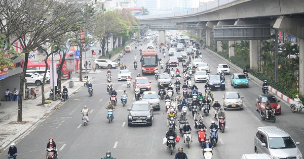 Đường Hà Nội thông thoáng trong ngày đầu làm việc sau Tết