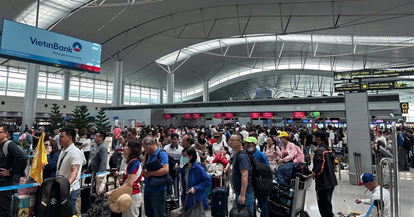 Người dân ùn ùn trở lại Tp.HCM sau Tết, Tân Sơn Nhất tiếp tục đón lượng khách 