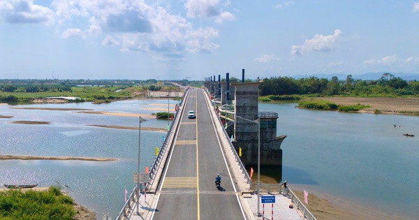 Cận cảnh cây cầu thứ 7 bắc qua sông Trà Khúc ở Quảng Ngãi