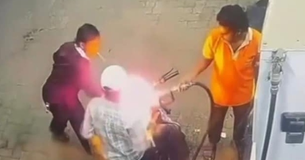 Bị cấm hút thuốc tại trạm xăng, người đàn ông châm lửa đốt xe máy