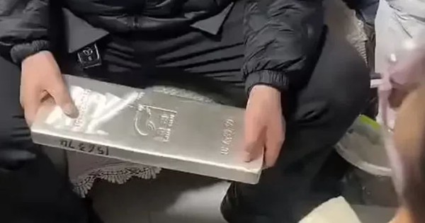 Cậu lì xì cho cháu gái thỏi bạc nặng 15kg trị giá 1,1 tỷ đồng