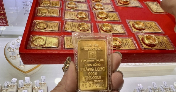 Giá vàng chiều nay 24/2: Người dân đội mưa xếp hàng mua vàng