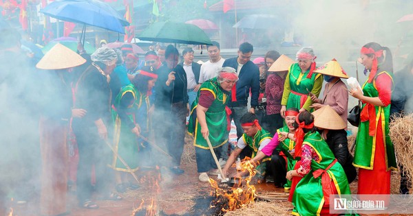 Hà Nội: Người dân đội mưa xem kéo lửa, giã gạo thổi cơm thi